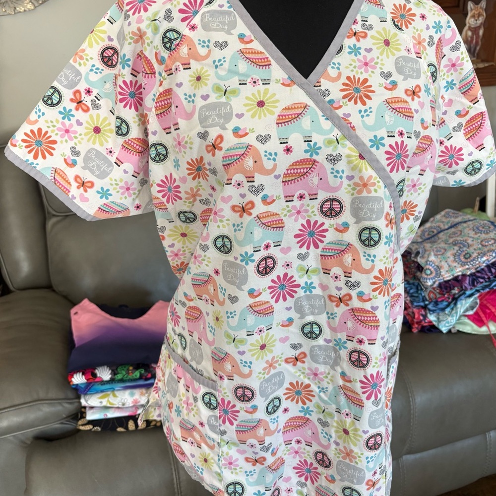 Uniform Advantage Women's Multicolor Scrub Top Uniform Shirt 💐🐘✌️Size Large CUTE